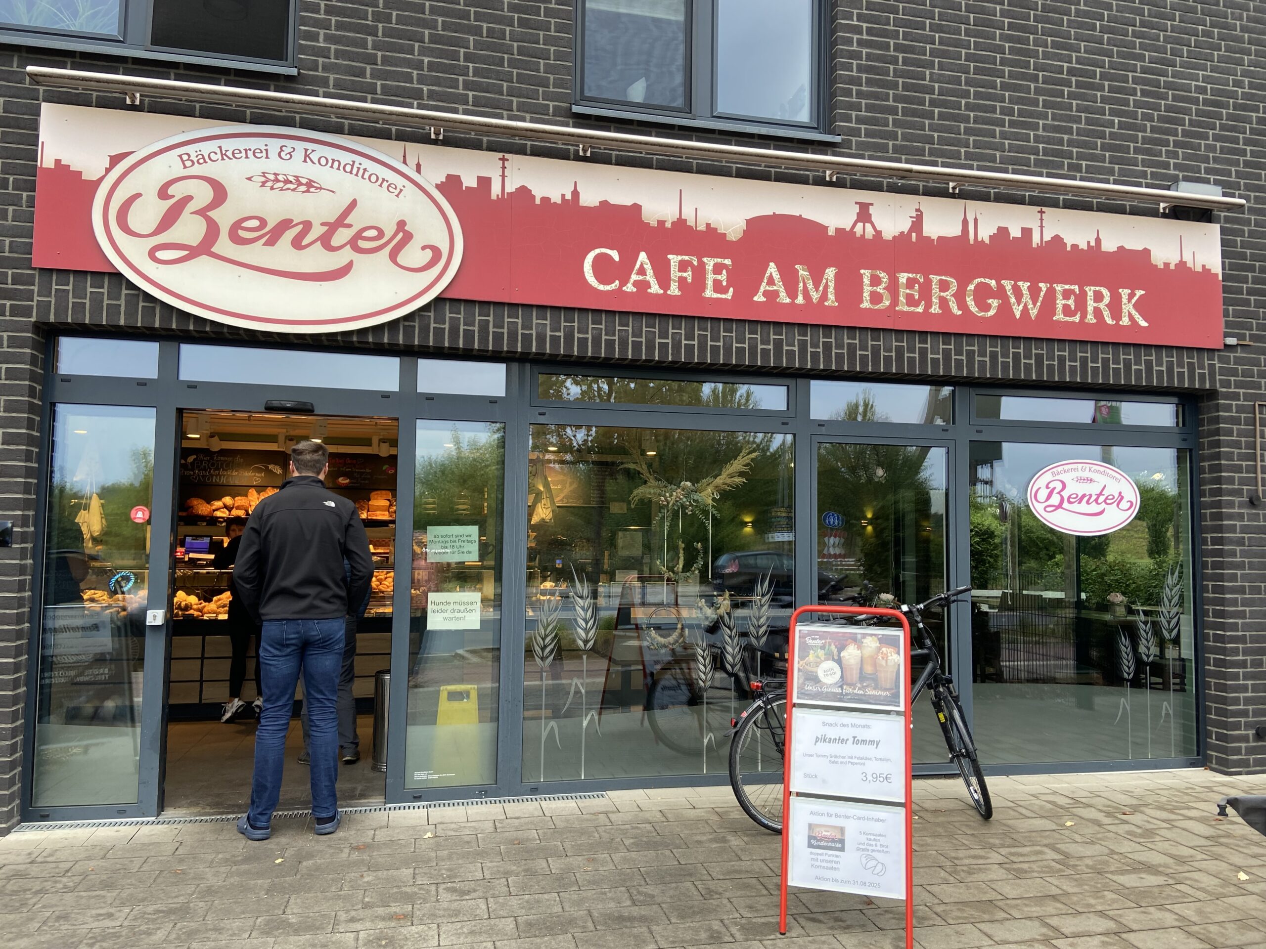 Richard Stanczyk bei Bäckerei Benter und weiteren Marktständen